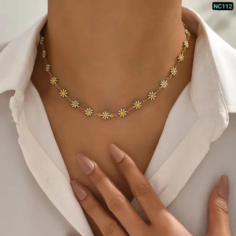 18K Gold Daisy Necklace - Image 3