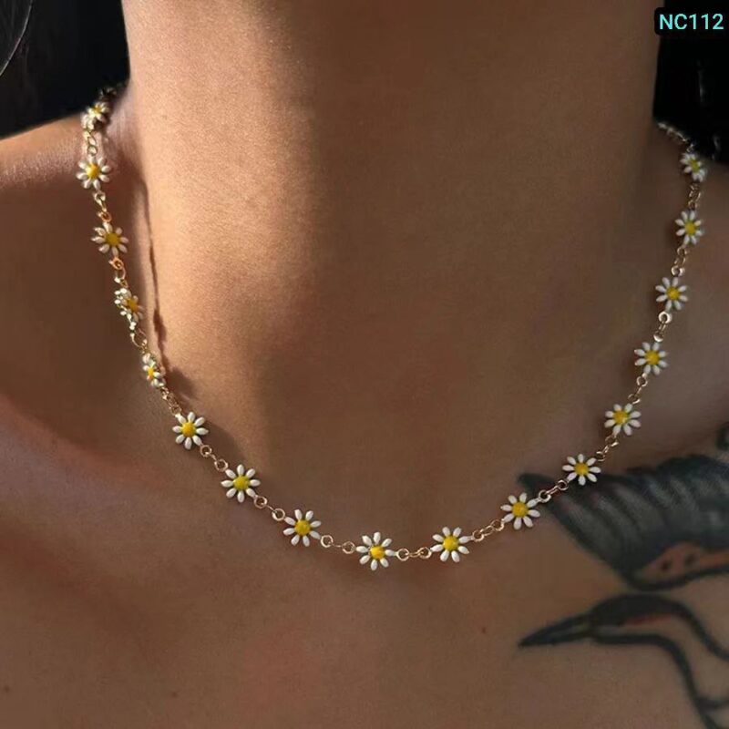 18K Gold Daisy Necklace - Image 4