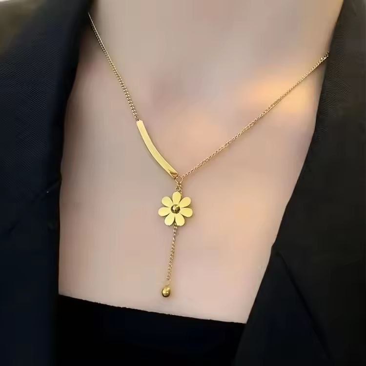 Luxury Women's Stainless Steel Flower Daisy Pendant Necklace (1)